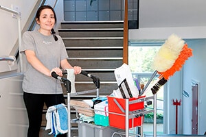 Kvinde udfører rengøring i Silkeborg